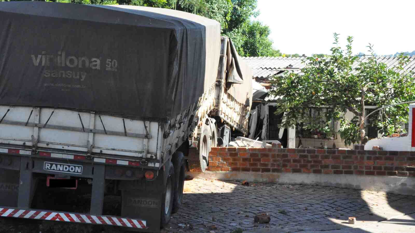 Carreta Invade Posto De Combust Veis E Atinge Resid Ncia No Bairro