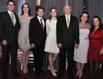 Rafael Marin e Daiane Grazziotin, Miguel Maggioni e Tiane Grazziotin, Nereu e Vaine Mezzomo  Grazziotin (casal presidente do Clube Comercial) e esta colunista