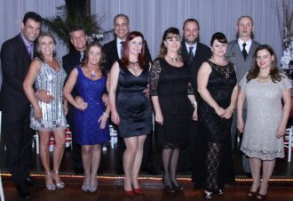 Marcia e Sergio Luiz Rossetto, Mariluz e Amarildo Gallina (proprietÃ¡rio da Pergaza ), Mario e Raquel Rubert Pereira,   Juliane e Jair CalherrÃ£o,  Marines e Cel. Fernando Bicca, com esta colunista 