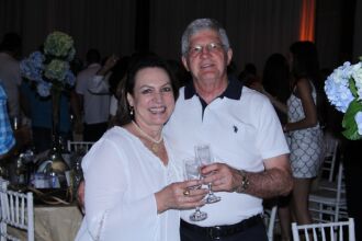 O casal presidente do Clube Comercial Vaine e Nereu Grazziotin, brindam com alegria na festa comercialista, que marcou a virada do ano (Foto Daltro Mattos)