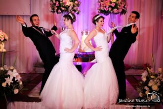 Os noivos Grasiele Ribeiro e Paulo Junior, Gabriele Ribeiro e Thiago Mazzeto em linda foto da profissional JanaÃ­na Ribeiro, que Ã© tambÃ©m a tia das gÃªmeas (Foto JanaÃ­na Ribeiro)