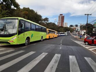 Ônibus terceirizados estavam entre os veículos (Foto: Gerson Lopes)