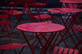 Apenas no mês de julho, oito restaurantes fecharam as portas em Passo Fundo (Foto: Hector Falcon/Unsplash)