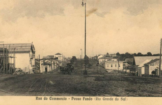 Nesta foto da Av. Brasil entre as ruas Bento Gonçalves e Av. Gen. Netto de 1918 podemos ver os recém-instalados lampiões | Foto: acervo IHPF