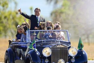 Presidente desfilou com crianças, a maioria estava sem máscara (Foto:  Marcelo Camargo/Agência Brasil)