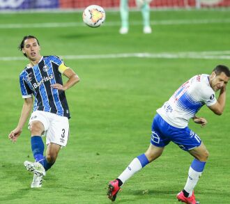 Geromel saiu de campo lesionado  -  Foto - Lucas Uebel-GFBPA