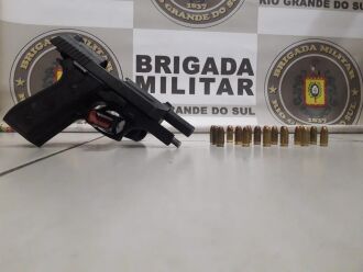 Arma foi apreendida pelos policiais (Foto: Divulgação/Brigada Militar)