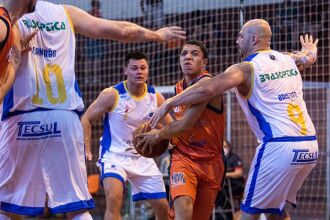 Comercial: time amador em disputa profissional  * Foto – Ricardo Marchetti/Sojão Basquete