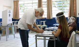 Os eleitores devem comparecer às urnas até as 17h deste domingo. (Foto: Rovena Rosa/Agência Brasil)