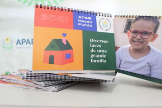 O calendário retrata os usuários em seus próprios lares (Foto: Felipe Souza/Ascom APAE)