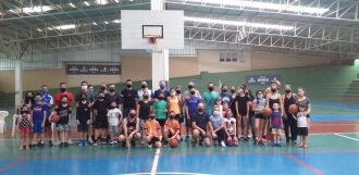 Comercial: família em quadra para promover o basquete  Foto – Divulgação