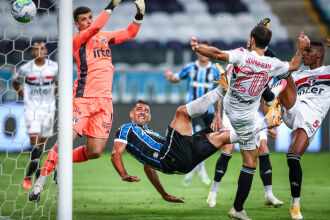 Diego Souza: gol de centroavante   - Foto - Lucas Uebel-GFBPA