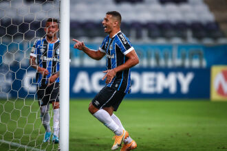 Diego Souza comemora o segundo gol   - Foto-Lucas Uebel-GFBPA