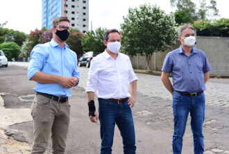 O prefeito, Pedro Almeida, visitou a via acompanhado pelo vice-prefeito, João Pedro Nunes, e pelo secretário de Obras, Rubens Astolfi  (Foto: Diogo Zanatta)