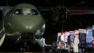 Pacientes foram transferidos diretamente do avião da FAB para ambulâncias e levados para hospitais na capital e em Canoas (Foto: Felipe Dalla Valle/Palácio Piratini)