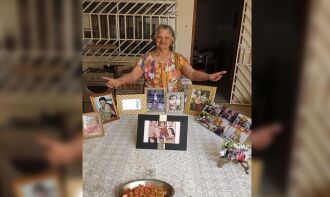 Dona Cotinha encontrou uma forma criativa de passar o Dia das Mães e o aniversário de 91 anos ao lado do filhos (Foto: Arquivo Pessoal)