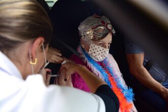 Zelinda Galeazzi Poma, de 85 anos, recebeu a vacina com fantasia de Carnaval (Foto: Diogo Zanatta/PMPF)