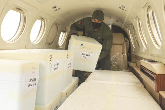 Avião da Brigada Militar ficou com cabina de passageiros completamente ocupada por caixas contendo CoronaVac (Foto: Itamar Aguiar/Palácio Piratini)