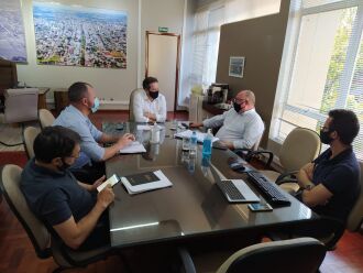 Durante a tarde de terça-feira (16), o prefeito reuniu-se com a direção do Hospital e com a Secretaria de Planejamento para discutir o cronograma das obras (Foto: Divulgação/PMPF)