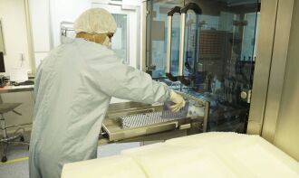 A expectativa é chegar até o fim do mês com uma produção de cerca de um milhão de doses por dia (Foto: Bio-Manguinhos/Fiocruz)