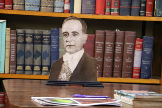 Espaço conta com obras da biblioteca pessoal do consultório do Dr. César Santos, com 10,6 mil exemplares, entre livros e periódicos, além de móveis e arquivos (Foto: Leonardo Andreoli)