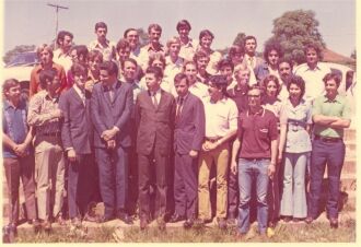 A foto de 12 de outubro de 1983, no Dia do Engenheiro Agrônomo, mostra o professor Dirceu Vieira Torres, o então vice-reitor Agostinho Both e o então diretor da Unidade Acadêmica, Elmar Floss, além de acadêmicos do curso, reunidos para celebrar a data e fazer o plantio completo das árvores. Na época, um representante da cada turma esteve presente na solenidade