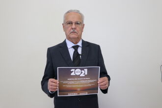 Presidente José Miguel Rodrigues da Silva com o certificado do prêmio (Foto Assessoria de Imprensa HSVP/Scheila Zang)