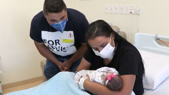 Família unida após a alta da UTI de mãe e filha (Foto Assessoria de Imprensa HSVP/Scheila Zang)