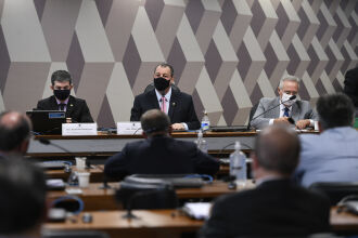 Após votação e decisão judicial, a mesa foi formada com Omar Aziz na presidência e Renan Calheiros na realatoria (Foto: Edilson Rodrigues/Agência Senado)