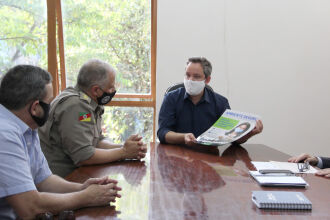 O prefeito, Pedro Almeida, apresentou em reunião um material gráfico que será distribuído (Foto: Divulgação/PMPF)