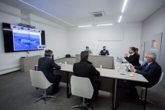 Governador anunciou novo sistema de monitoramento da pandemia em reunião presencial com participações por videoconferência (Foto: Felipe Dalla Valle/Palácio Piratini)