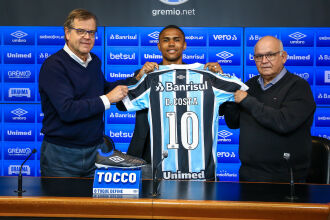  Presidente Romildo Bolzan Junior, ao lado do vice-presidente Marcos Herrmann, apresenta o atacante Douglas Costa (Foto: Lucas Uebel/Grêmio FBPA)