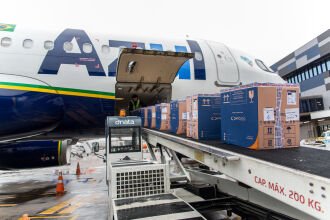 o avião pousou no aeroporto da capital gaúcha às 14h48 (Foto: Maicon Hinrichsen / Palácio Piratini)