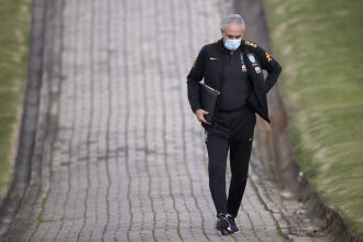 Tite caminha para o treinamento na Granja (Foto - Lucas Figueiredo/CBF)