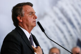 Bolsonaro realizou discurso ontem (13) na Solenidade alusiva à desestatização da Eletrobras (Foto: Alan Santos/PR)