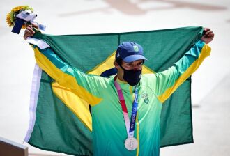 Kelvin Hoefler ficou com a prata no skate street, sendo o primeiro brasileiro a ganhar medalha nesta edição dos Jogos (Foto: Jonne Roriz/COB)