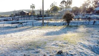 Antes mesmo que a neve pudesse derreter, a geada tomou conta da paisagem durante o amanhecer em Soledade (Foto: Luís Gustavo Calvi)