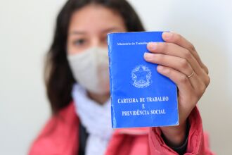 Os candidatos devem apresentar um documento de identificação com foto, a Carteira de Trabalho e, quem tiver, o currículo (Foto: Michel Sanderi/Divulgação PMPF)