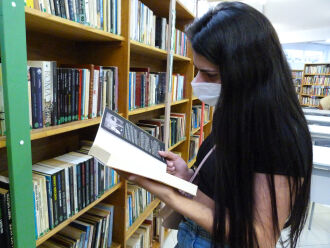 A estudante de medicina Gabriela Rodrigues aproveitou o retorno para visitar a biblioteca (Bruna Scheifler/ON)