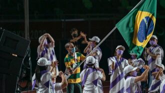 Daniel Dias foi porta-bandeira do Brasil na cerimônia de encerramento (Foto: Fábio Chey/CPB)