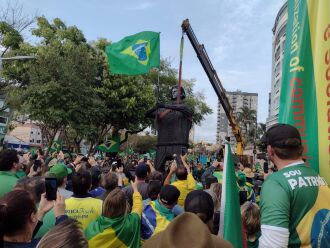 Apoiadores ouviram o hino nacional ao redor da estátua de ferro (Foto: Luciano Breikreitz/ON)