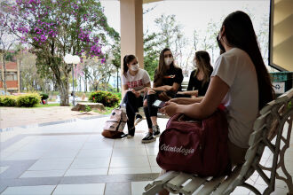 Estudantes dos cursos da área da Saúde da UPF foram os primeiros a voltar à rotina presencial no Campus I (Fotos: Tainá Binelo/Divulgação UPF)