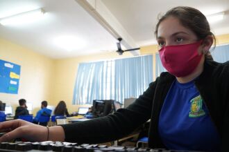 As atividades da Escola de Hackers e do Letramento em Programação envolvem alunos dos anos do Ensino Fundamental (Foto: Michel Sanderi/PMPF)