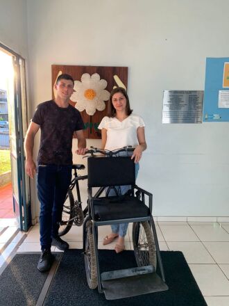 Bicicleta adaptada foi entregue à diretora da Apae de Tapejara, Carla Favretto Rigon (Foto: Divulgação)