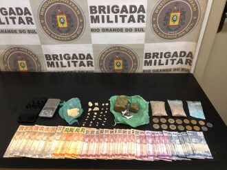 Foram apreendidas drogas e dinheiro (Foto: Divulgação/Brigada Militar)