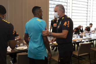 Na hora do almoço: Edenílson com Tite (Foto – Lucas Figueiredo-CBF)