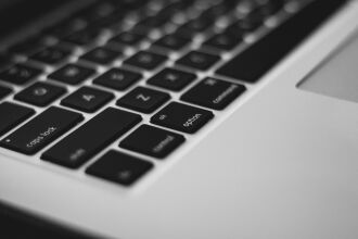 Podem ser doados computadores, notebooks, smartphones e outros eletrônicos (Foto: Akshay/Unsplash)