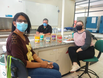 Ariana Maia e Clovis Roman, proprietários da Inovamate, com a estudante Lara (Foto: Divulgação/UPF)