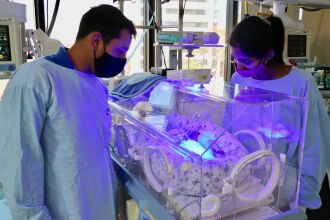 Pais visitam trigêmeas na UTI Neonatal do Hospital São Vicente de Paulo de Passo Fundo (Foto: Flávia Dias/Comunicação HSVP)