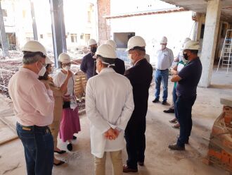 A visita às obras de ampliação da Unidade de Emergência do Hospital de Clínicas foi direcionada pelo administrador do HC, Luciney Bohrer (Foto: Divulgação/HCPF)